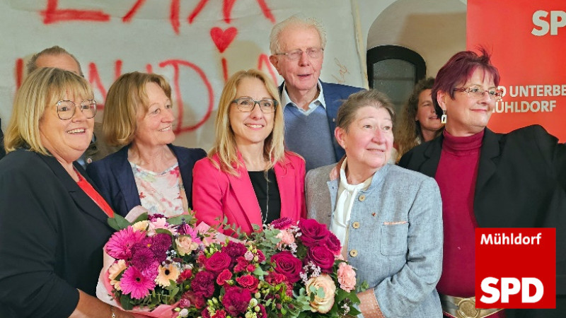 Vorstand der SPD Mühldorf mit Blumen
